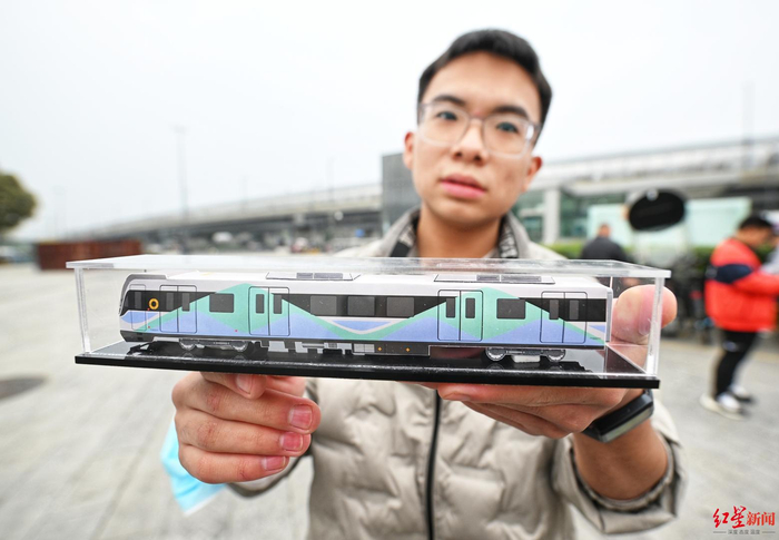 ▲市民兰淇光展示他制作19号线车辆模型