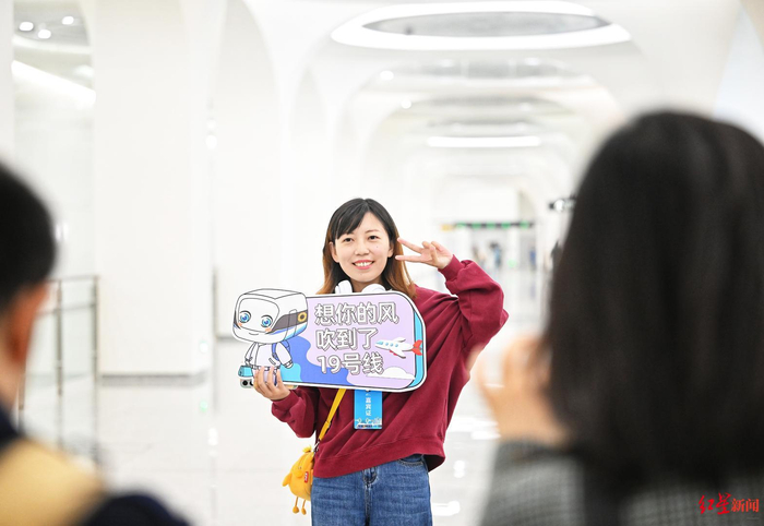 ▲参与试乘活动的市民在展厅内留影