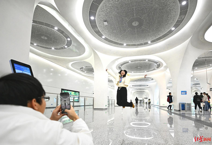 ▲市民在展厅内拍照