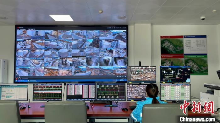 图为“725油库”中心控制室。　谢牧 摄
