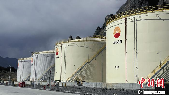 图为"725油库"储油罐. 谢牧 摄