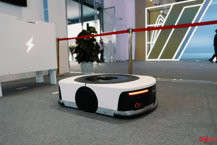 ▲睿乐达充电桩机器人