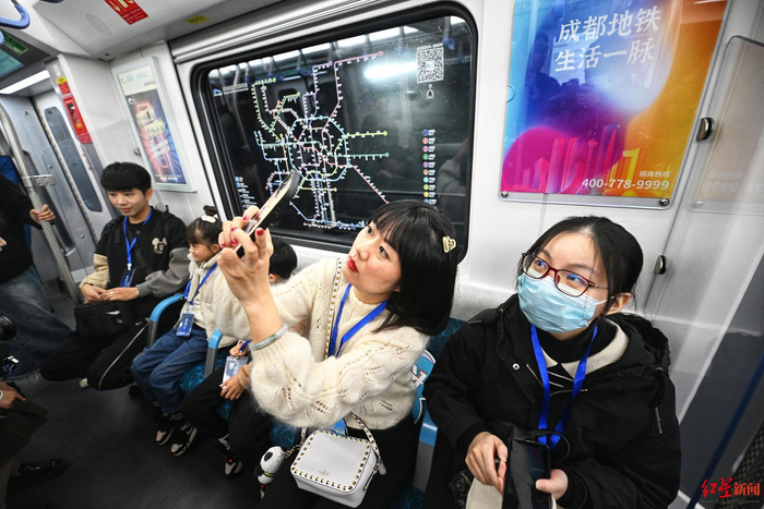 ▲参与试乘活动的市民在车厢内拍照