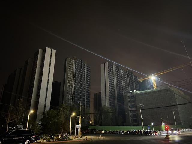 （11月13日，北京地铁7号线黄厂站附近，一座已经封顶的在建楼盘。《中国经济周刊》记者张宇轩|摄）