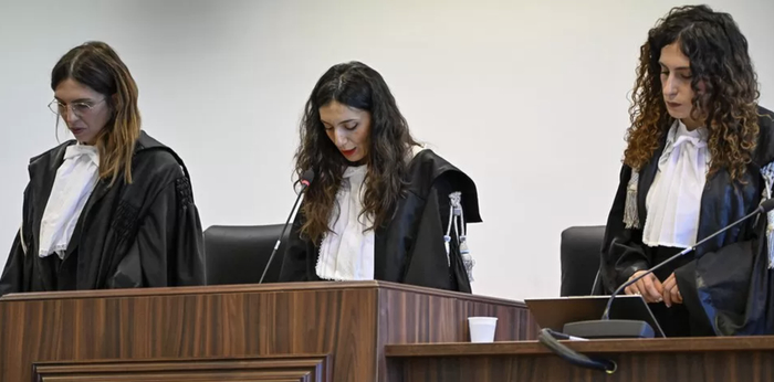 ▲审判期间，三名女性法官一直在警方的保护下生活