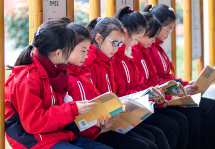 ▲汨罗的学生们正在校园里读书。（图源：《湖南教育》）