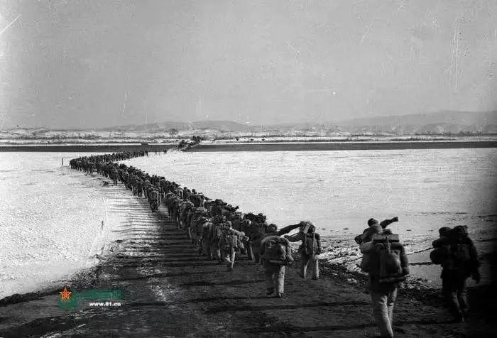 1950年冬，中国人民志愿军跨过鸭绿江。图片来源：中国军网