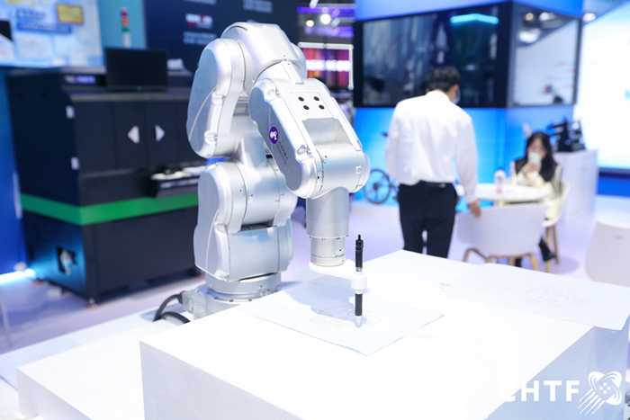 安诺机械臂几分钟即可完成一幅素描画。