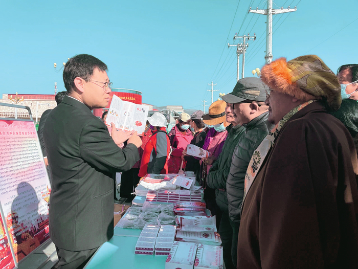 宣传月活动现场为群众讲解法律知识。