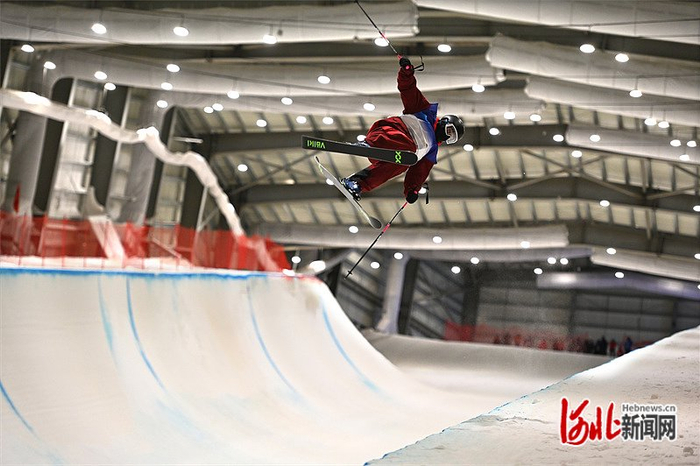 11月17日，盛海鹏在2023—2024赛季全国自由式滑雪U型场地技巧青少年锦标赛上。河北日报记者 王伟宏摄