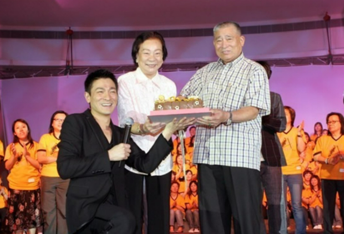 刘德华为父亲庆祝生日（资料图片） 图据新华网