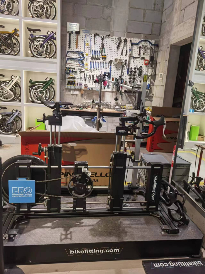 购买中高档自行车前都要经过样车测试，确定骑行者腿长、臂长后才能确定购买型号。