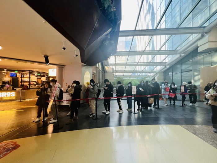 原西单大悦城店顾客排队购买墨茉点心局的产品。
