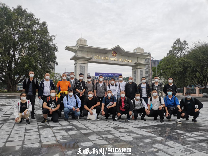 罗平（后排左一）作为公司第四批项目建设人员入境越南（前进轮胎（越南）有限责任公司供图）