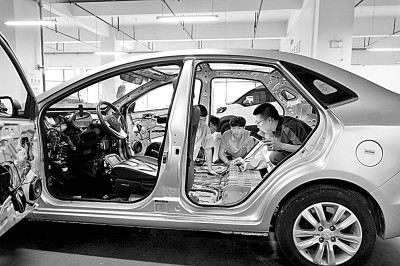 重庆校企合作培养新能源汽车维修人才。新华社发