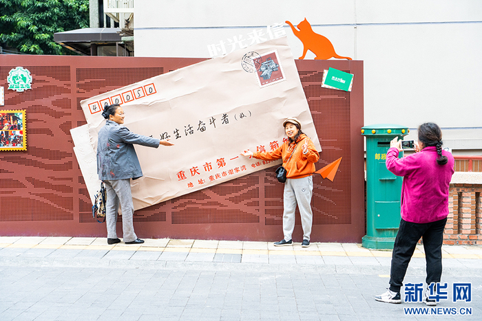 历史厚重感十足的文化墙展示了建设厂的历史变迁。新华网 耿骏宇 摄