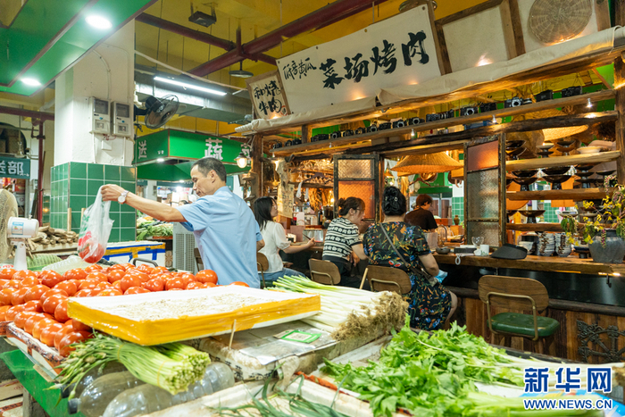 民主村综合市场内引入了烤肉店等新业态。新华网 耿骏宇 摄
