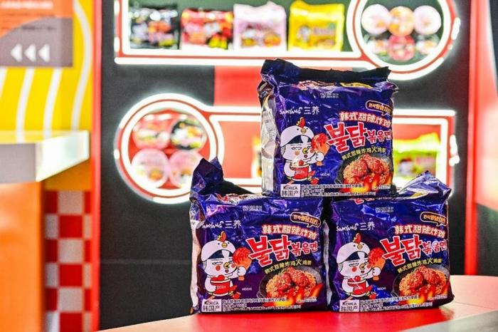 ▲三养方圆集团专门为中国市场研发的“韩式甜辣炸鸡火鸡面”