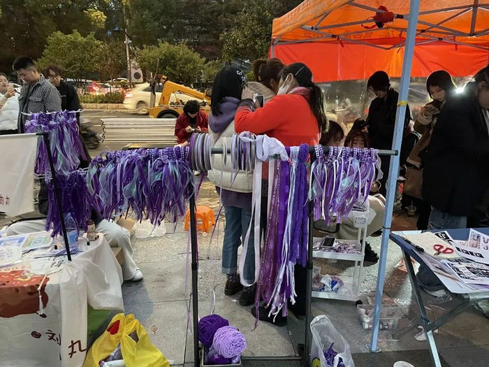 用于编发的应援色丝带、发夹等。