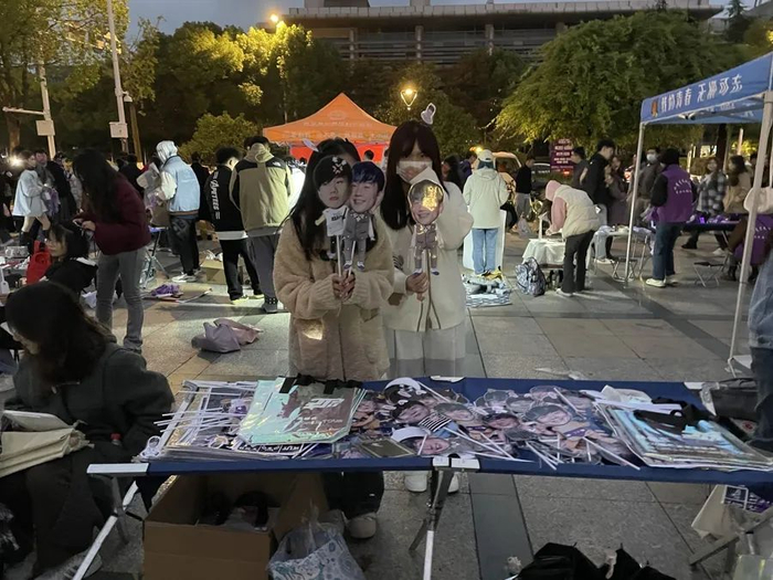 11月11日，南京奥体中心场馆外的摊位，主要售卖演唱会周边产品。