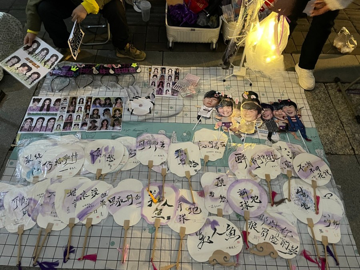 11月11日，南京奥体中心场馆外的摊位，主要售卖演唱会周边产品。