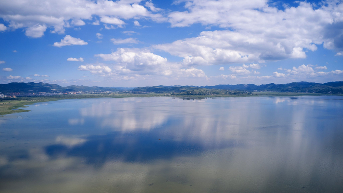 草海湖面如镜（杜雍 摄）