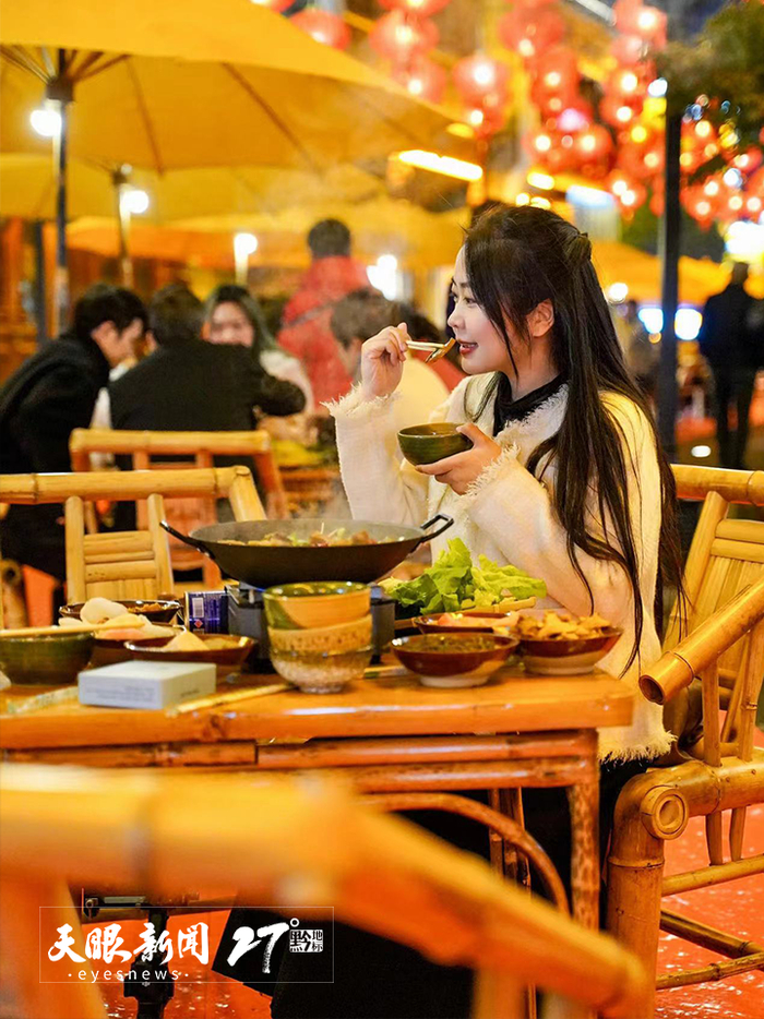 旅游达人“舒秀儿”正在品尝中南门古城美食。受访者供图