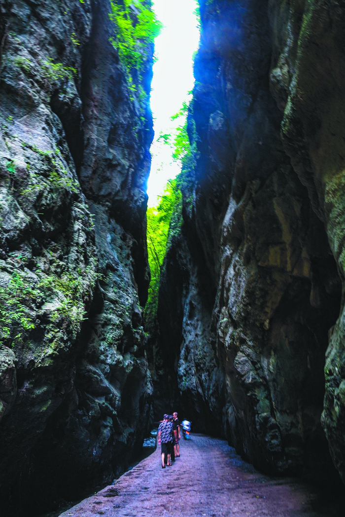     一线天 本版照片 李方全 摄