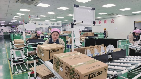 膳魔师制造部组立班"宝妈产线"员工在紧张有序地忙碌.