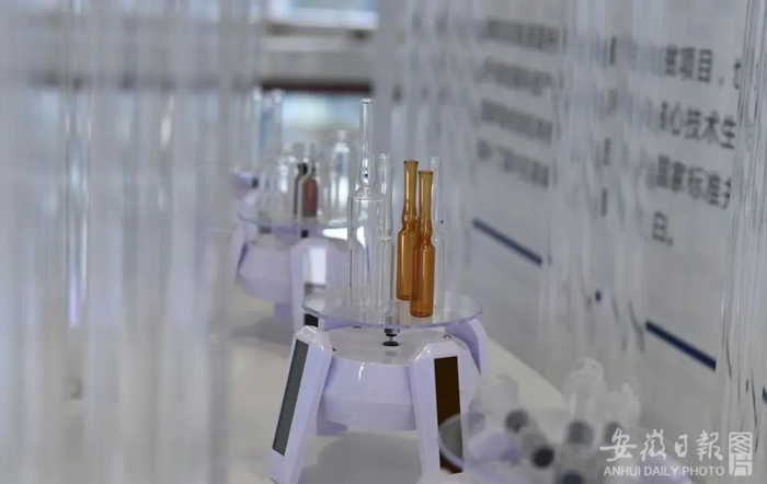 资料图：中建材凯盛集团蚌埠市国家玻璃重点实验室展示着各类药用类型玻璃制品。程兆 摄