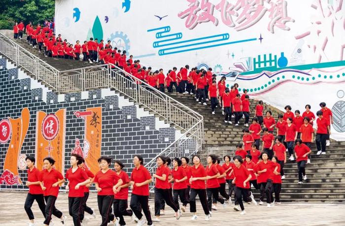 9月3日，华坪女高学生列队进入操场参加活动。图/新华