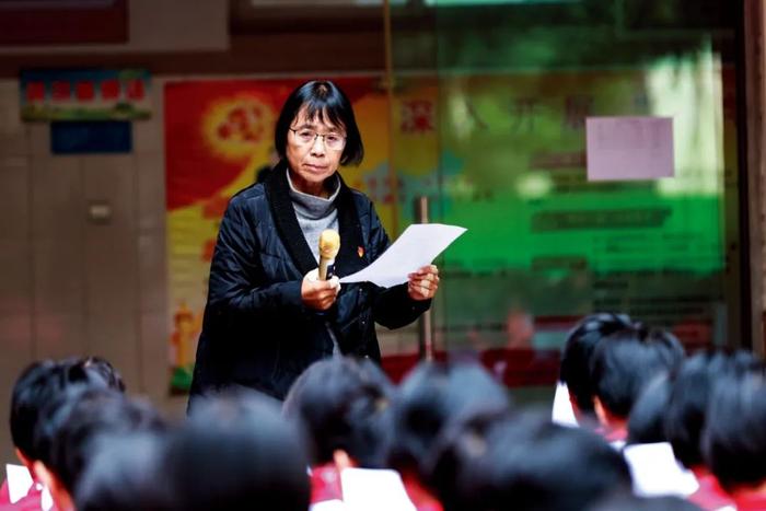 2020年10月15日，张桂梅在华坪县女子高级中学给同学们讲话。图/IC