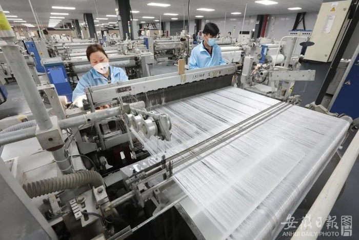 资料图：马鞍山慈湖国家高新区内一公司员工在赶制电子级玻璃纤维布订单产品。王文生 摄