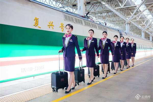 丽香铁路"复兴号"动车乘务员.姚巍&nbsp;摄