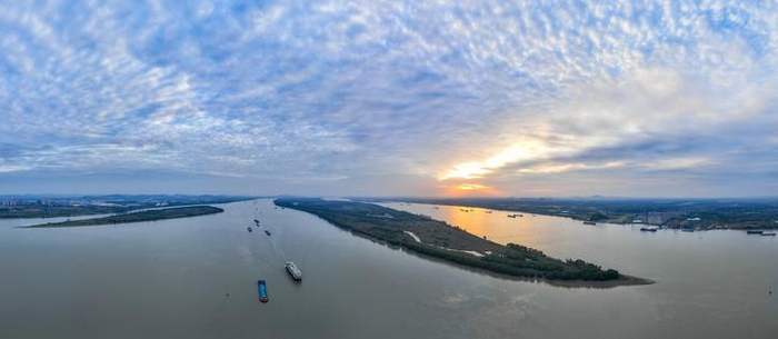 长江新济洲日落时分景色（11月13日摄，无人机照片）。记者 季春鹏 摄