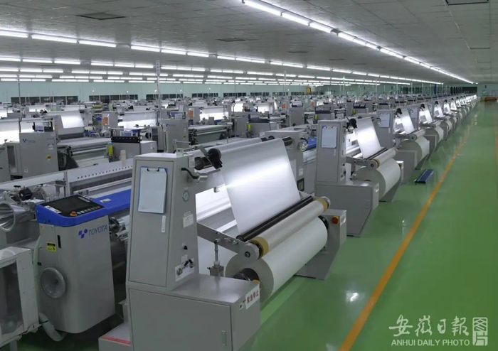 资料图：玻璃纤维布生产线。程兆 摄