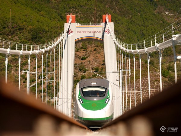 周涛 摄"复兴号"动车行驶在迪庆藏族自治州境内.