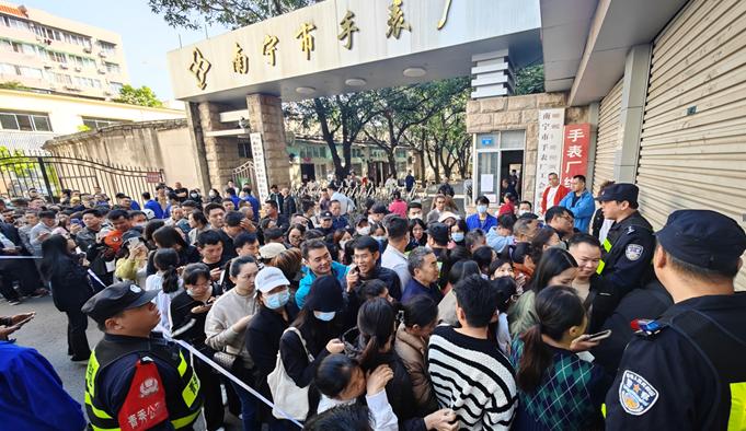 市民在南宁市手表厂门前排队