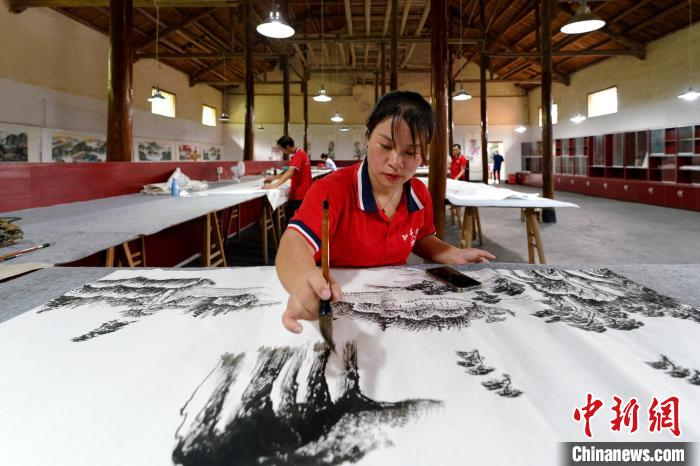 长沙浏阳小河乡的农民画师在作画。长沙市农业农村局供图