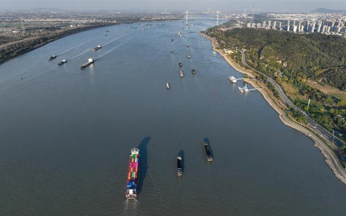 船只行驶在长江南京段（11月2日摄，无人机照片）。记者 季春鹏 摄