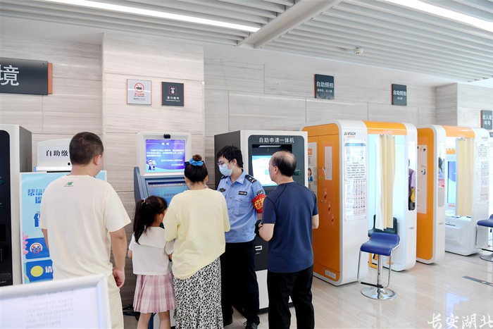 武汉市民在AI警局自助办理业务