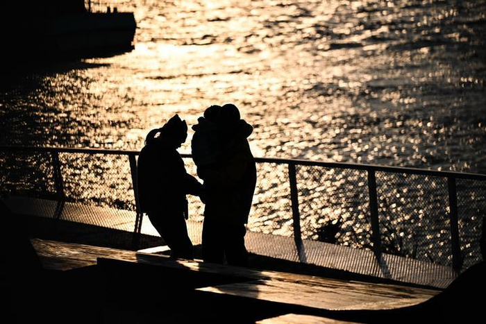 市民在南京滨江风光带鼓楼区段休闲（11月12日摄）。记者 季春鹏 摄