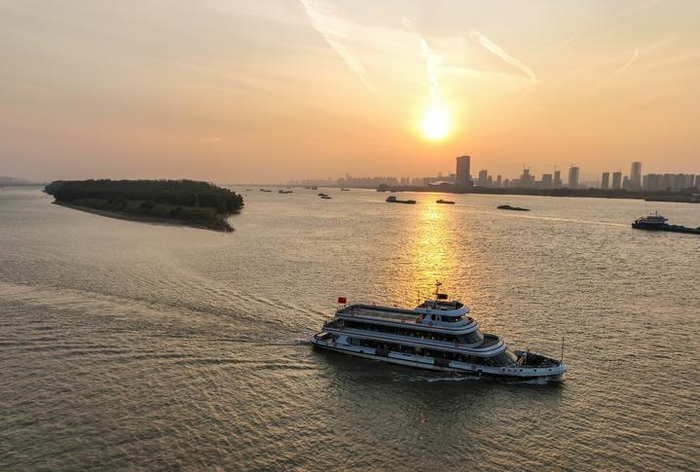 长江渡轮驶离中山码头（11月12日摄，无人机照片）。记者 季春鹏 摄