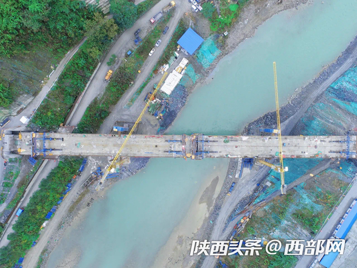 西康高铁旬河大桥顺利合龙