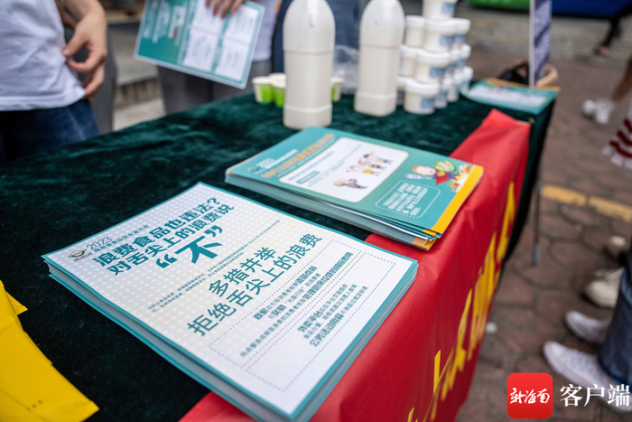 食品安全科普进校园活动现场的宣传折页。记者 刘洋 摄