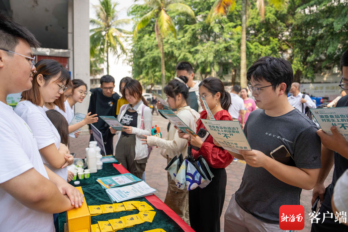 食品安全科普进校园活动现场吸引不少海大学生。记者 刘洋 摄