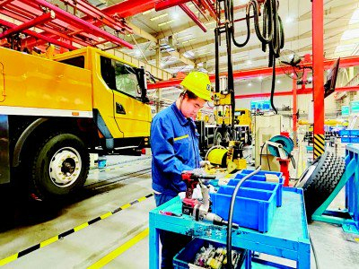 　　徐工集团工程机械股份有限公司生产车间内，工人正在作业。光明日报记者 苏雁摄/光明图片