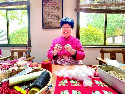 　　徐州市贾汪区马庄村村民在制作香包。光明日报记者 苏雁摄/光明图片