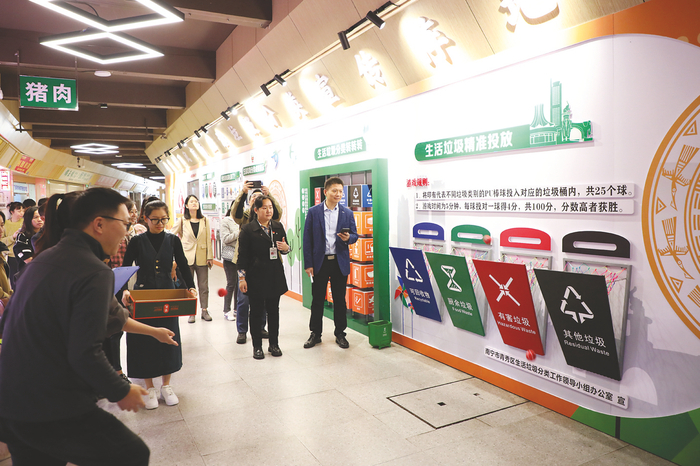    市民饶有兴趣地玩起了垃圾分类小游戏    本报通讯员焦洋 摄