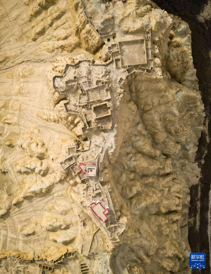 　　鸟瞰古格王国都城遗址（无人机照片，11月3日摄）。新华社记者 聂毅 摄